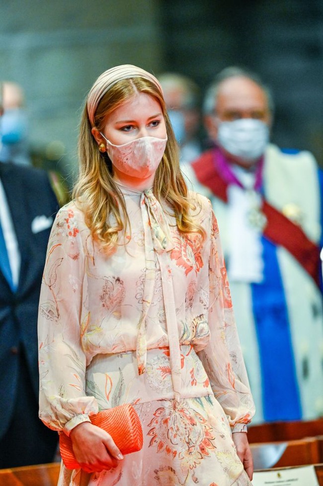 Putri Mahkota Elisabeth dari Belgia mengenakan gaun dengan aksen pita di leher saat menghadiri Belgian National Day pada Juli 2020. Foto: Getty Images