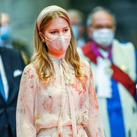 Putri Mahkota Elisabeth dari Belgia mengenakan gaun dengan aksen pita di leher saat menghadiri Belgian National Day pada Juli 2020. Foto: Getty Images