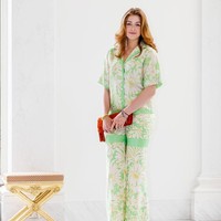 Putri Alexia of Netherlands mengenakan setelan resort berupa kemeja dan celana longgar saat sesi foto bersama keluarga. Untuk memberi kesan stylish, dia mengenakan high heels dan clutch warna merah menyala. Foto: Getty Images