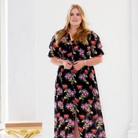 Putri Amalia of Netherlands tampil feminin dengan gaun panjang hitam motif bunga. Gaun berbelahan paha di bagian tengah itu dipadukan dengan hihg heels hitam yang senada dengan gaun. Foto: Getty Images