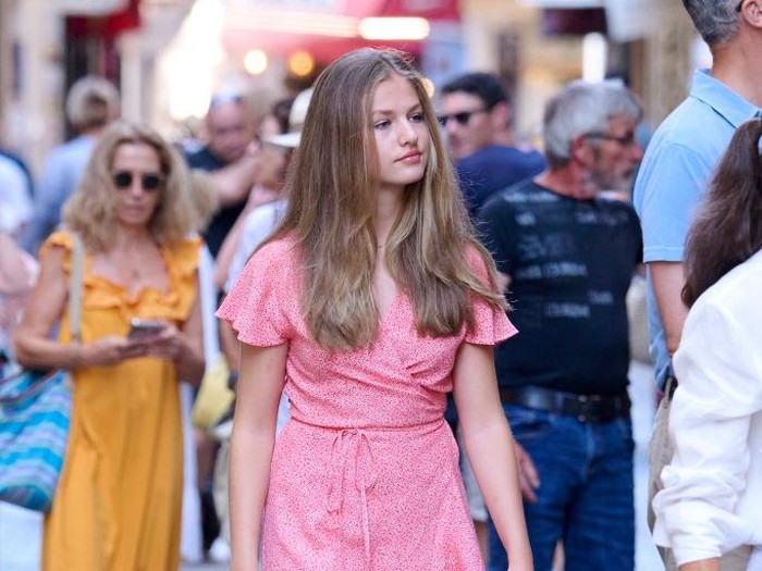 PALMA DE MALLORCA, SPAIN - AUGUST 10: Crown Princess Leonor of Spain is seen walking through the city center during their vacations on August 10, 2022 in Palma de Mallorca, Spain. (Photo by Carlos Alvarez/Getty Images)