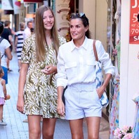 Putri Sofia dari Spanyol tampak menikmati momen santai bersama sang bunda, Ratu Letizia. Adik dari Putri Leonor ini pun bergaya santai dengan wrap dress bernuansa summer. Foto: Getty Images