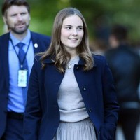 Putri Ingrid Alexandra dari Norwegia memadukan blouse, coat dan rok tutu serta sneakers saat mengunjungi sebuah taman di Oslo, Norwegia. Foto: Getty Images