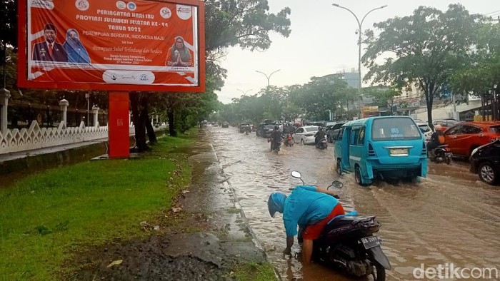 Genangan air di depan Kantor Gubernur Sulsel.