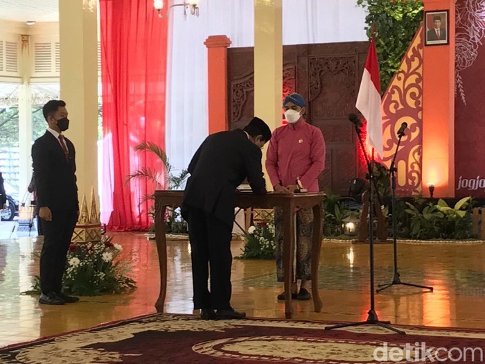 Gubernur DIY Sri Sultan HB X melantik menantunya, Achmad Ubaidillah menjadi Kepala Biro Tata Pemerintahan Sekretariat Daerah (Setda) DIY, Selasa (3/1/2022).