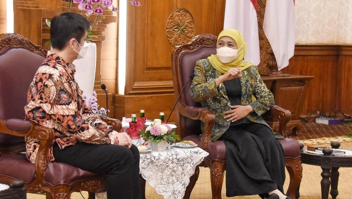 Gubernur Jatim Khofifah saat berbincang dengan Konjen RRT di Gedung Grahadi