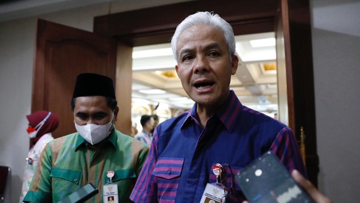 Gubernur Jawa Tengah Ganjar Pranowo menghadiri rapat evaluasi pelaksanaan APBD tahun anggaran (TA) 2022 dan persiapan pelaksanaan APBD TA 2023 bersama jajaran Pemerintah Provinsi Jawa Tengah.
