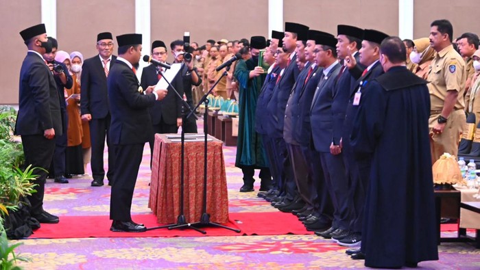 Gubernur Sulsel Andi Sudirman Sulaiman melantik 10 pejabat eselon II Pemprov.
