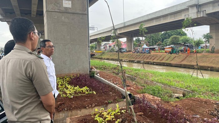 Heru Budi Cek Urban Farming di Kolong Tol Becakayu (dok Pemprov DKI)