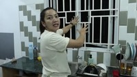 Dapur di rumah Hesti Purwadinata ini tak seperti rumah selebriti lain yang tampak mewah. Tampilannya sangat sederhana. Foto: YouTube Hesti Purwadinata
