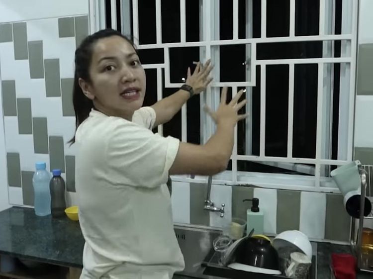 Sederhana! Begini Potret Dapur di Rumah Hesti Purwadinata