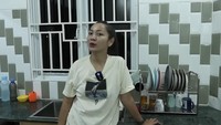 Beberapa bulan lalu, Hesti Purwadinata sempat memperlihatkan desain dapur di rumah yang baru ia renovasi. Ukuran dapurnya tak begitu besar, namun cukup nyaman untuk memasak. Foto: YouTube Hesti Purwadinata