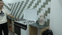 Tampilan dapur di rumah Hesti ini seperti kebanyakan milik ibu rumah tangga. Sangat sederhana, karena Hesti tak menyukai hal yang ribet. Foto: YouTube Hesti Purwadinata