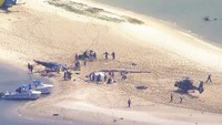 Sedangkan, satu helikopter lainnya terlihat masih utuh di lokasi kejadian, yang terletak di dekat taman hiburan bertemakan lautan, Sea World. Sejumlah personel kepolisian dan kapal penyelamat terlihat di tepi pantai, di dekat puing-puing helikopter yang berserakan. AP/CH9  