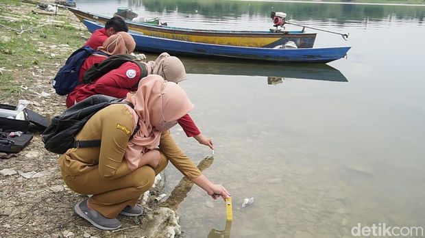 Petuga melakukan pengecekan air buntut matinya ratusan ton ikan di karamba Waduk Kedung Ombo (WKO) Boyolali.