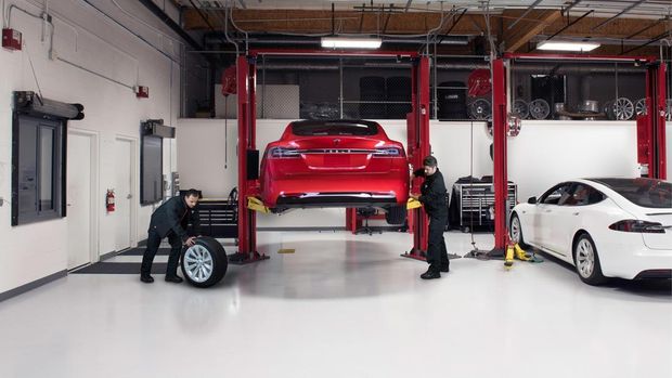 Ilustrasi perawatan mobil listrik Tesla.