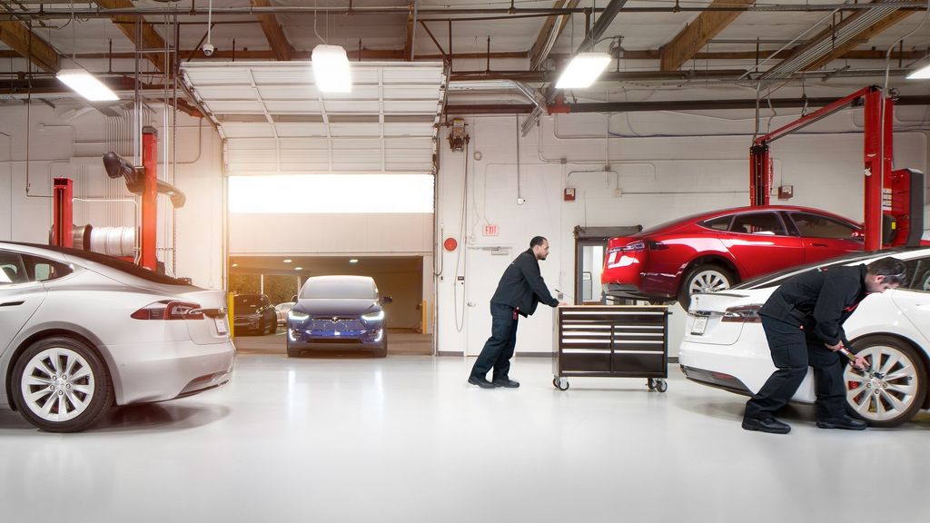 Ilustrasi perawatan mobil listrik Tesla.