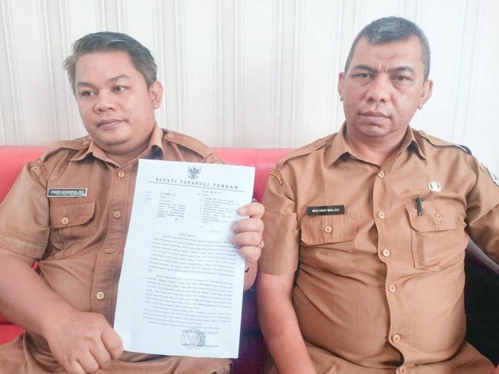 Inspektur Mulyadi dan Kabag Hukum Pemkab Tapteng Fredy Hanjani (Foto: Istimewa)