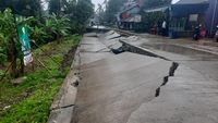 Jalan Raya Cikeusik-Picung Pandeglang Amblas, Lalu Lintas Dialihkan