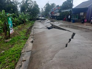 Jalan Raya Cikeusik-Picung Pandeglang Amblas, Lalu Lintas Dialihkan