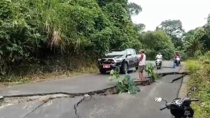 Jalan di Lebak amblas.