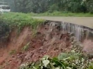 Jalan Raya Gunung Kencana Lebak Longsor Usai Diguyur Hujan