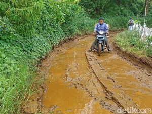 Jalan Penghubung Bandung-Cianjur Rusak Parah Belum Tersentuh Perbaikan