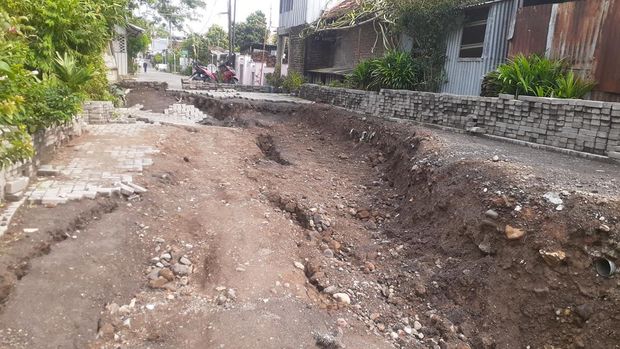 Jalan Sendangguwo Semarang ambles, Selasa (3/1/2022).