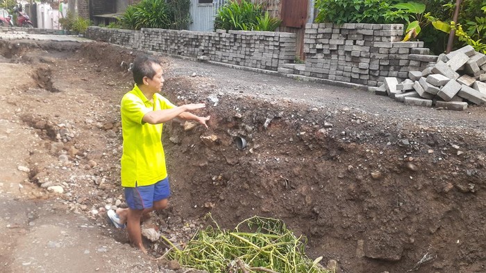Jalan Sendangguwo Semarang ambles, Selasa (3/1/2022).