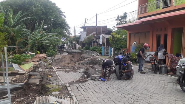 Jalan Sendangguwo Semarang ambles, Selasa (3/1/2022).
