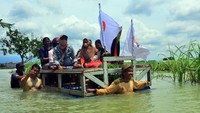 Banjir setinggi satu meter ini mengakibatkan akses jalan utama terputus.