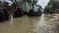 Banjir Masih Genangi Jalur Alternatif Demak-Semarang Di Prampelan