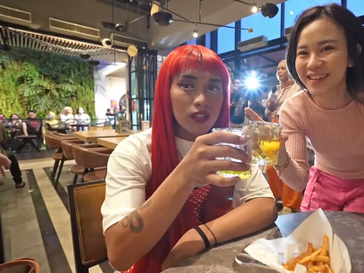 10 Potret Jessica Jane Makan di Karens Diner Bareng Orang Tua