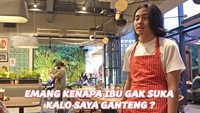 Seorang pelayan pria berwajah tampan satu ini sempat viral. Pelayan itu juga menghampiri meja Jessica dan mengobrol dengan nada jutek bersama sang ibunda. Emang kenapa ibu nggak suka kalo saya ganteng? tanyanya sinis. Foto: YouTube Jessica Jane