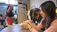 Jessica Jane mengajak kedua orang tuanya makan di Karens Diner. Begini momen Jessica dan ayahnya ketika dilempari tissue oleh seorang pelayan. Foto: YouTube Jessica Jane