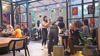 Saat Jessica berkunjung, restoran itu sangat penuh. Ada juga beberapa selebriti yang sedang makan di sana, terlihat ada Ely Sugigi yang melakukan liputan. Foto: YouTube Jessica Jane