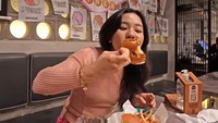 Ketika mencoba salah satu menu burger di Karens Diner, Jessica mengatakan kalau rasanya enak. Bun burgernya tidak kering dan patty-nya juicy. Foto: YouTube Jessica Jane