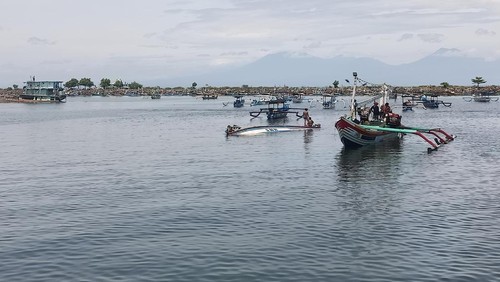 Nelayan Desa Pengambengan saat melakukan evakuasi jukung nelayan tenggelam akibat angin kencang, Selasa (3/1/2023).