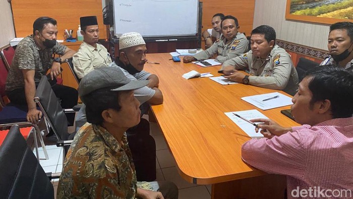 Kakek Yatiran pencuri sepeda yang hendak menemui cucunya saat diperiksa di Kantor Polisi