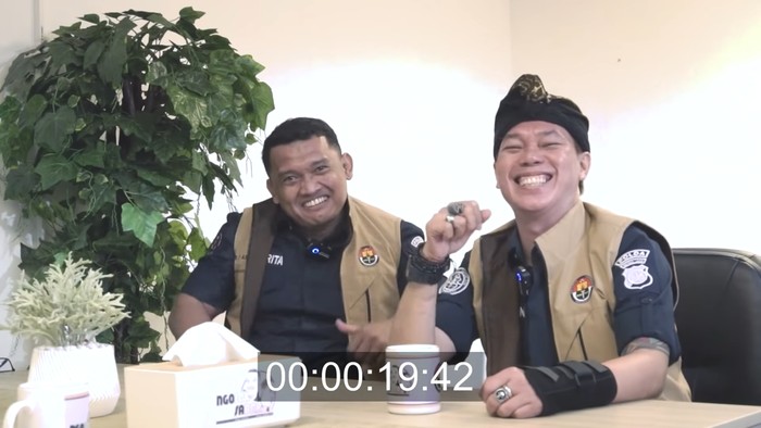 Kapolda Metro Jaya Irjen Fadil Imran memutuskan Aipda MP Ambarita boleh kembali patroli di jalanan dan Aiptu Zakaria (Jacklyn Choppers) balik ke reserse. (YouTube Humas Polda Metro Jaya)
