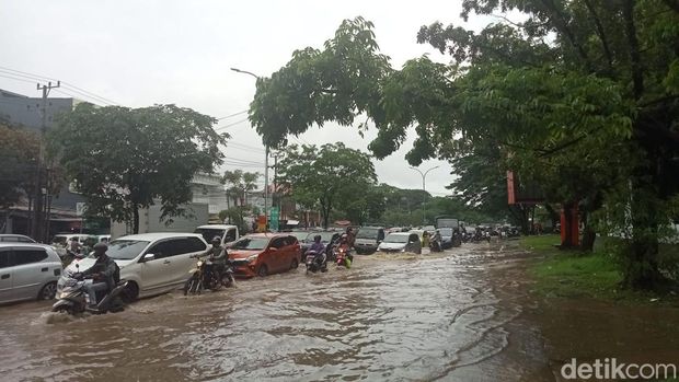 Kemacetan terjadi di Jalan Urip Sumoharjo Makassar lantaran genangan di depan Kantor Gubernur Sulsel.