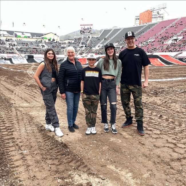 Ken Block dan Lucy Block kerap bepergian dan beraktivitas bersama anak-anaknya. Di tengah kesibukannya, pendiri Hoonigan Industries ini tetap meluangkan waktu untuk keluarga. Foto: Instagram/@kblock43 @liakblock
