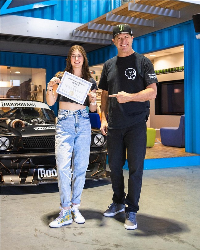 Pria yang juga seorang drifter, snowboarder dan pegiat olahraga ekstrem ini pun kerap memperlihatkan kedekatan bersama putrinya Lia Block, yang mengikuti jejaknya jadi pembalap. Foto: Instagram/@kblock43 @liakblock