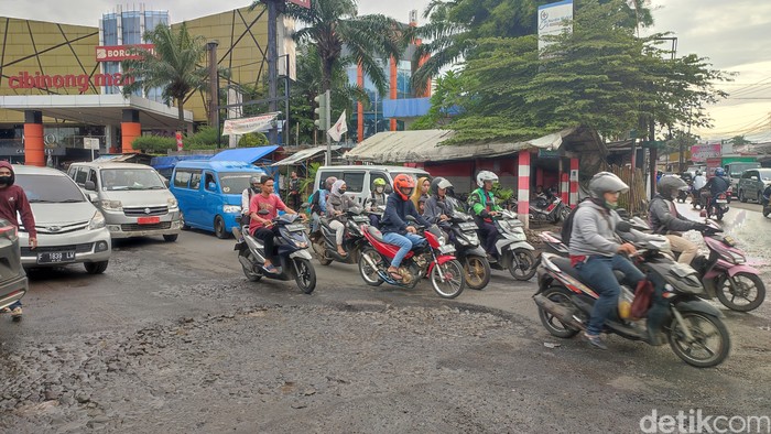 Kerusakan di Jl Mayor Oking, Kabupaten Bogor, 3 Januari 2022. (Rizky Adha Mahendra/detikcom)
