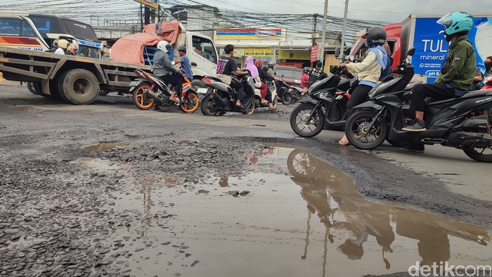 Kerusakan di Jl Mayor Oking, Kabupaten Bogor, 3 Januari 2022. (Rizky Adha Mahendra/detikcom)