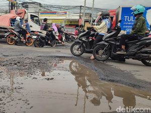 Warga Berharap Jalan Rusak Depan Eks ITC Cibinong Diperbaiki