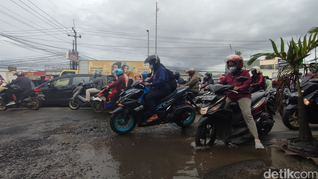 Kerusakan di Jl Mayor Oking, Kabupaten Bogor, 3 Januari 2022. (Rizky Adha Mahendra/detikcom)