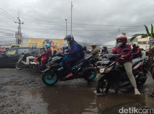 Warga Keluhkan Jalan Rusak Depan Eks ITC Cibinong: Ditambal Bolong Lagi
