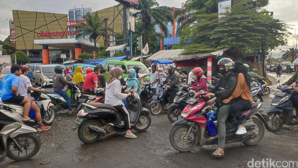 Kerusakan di Jl Mayor Oking, Kabupaten Bogor, 3 Januari 2022. (Rizky Adha Mahendra/detikcom)