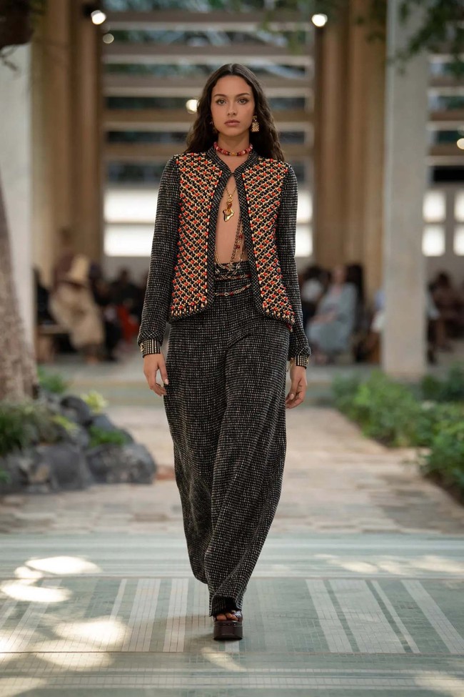 Rumah mode Prancis, Chanel memperagakan koleksi busana Pre-Fall 2023 di Palais de Justice di Dakar, Senegal. Chanel menjadi brand mewah Eropa atau Amerika yang menggelar fashion show di Sub-Sahara Afrika. Foto: Dok. Chanel.